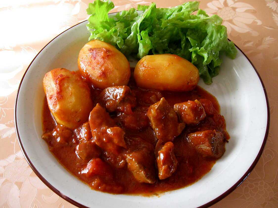 Recette de Sauté de porc, sauce tomate et pommes de terre