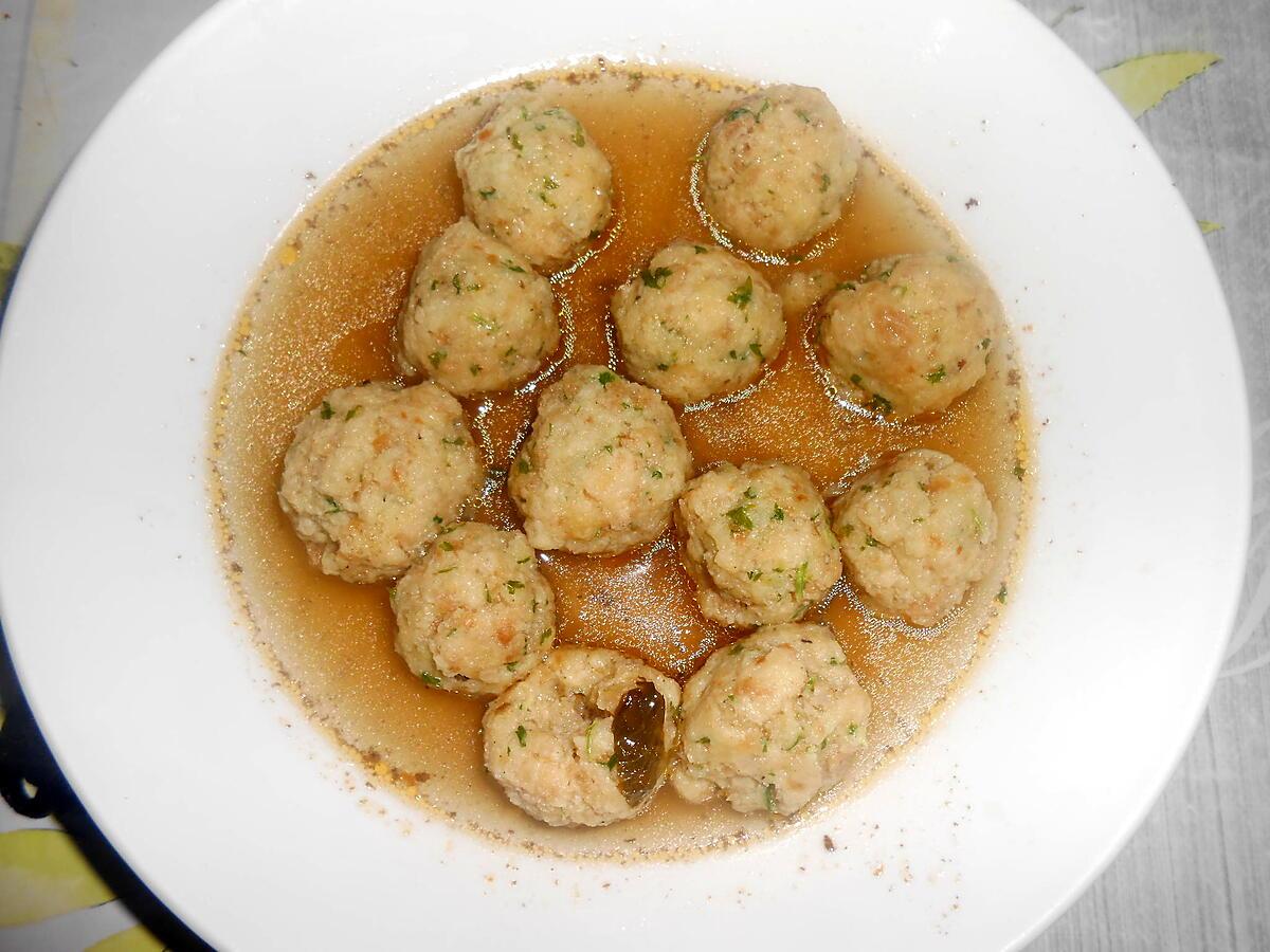 recette POLPETTINE DI PANE IN BRODO (petites boulettes de pain au bouillon)