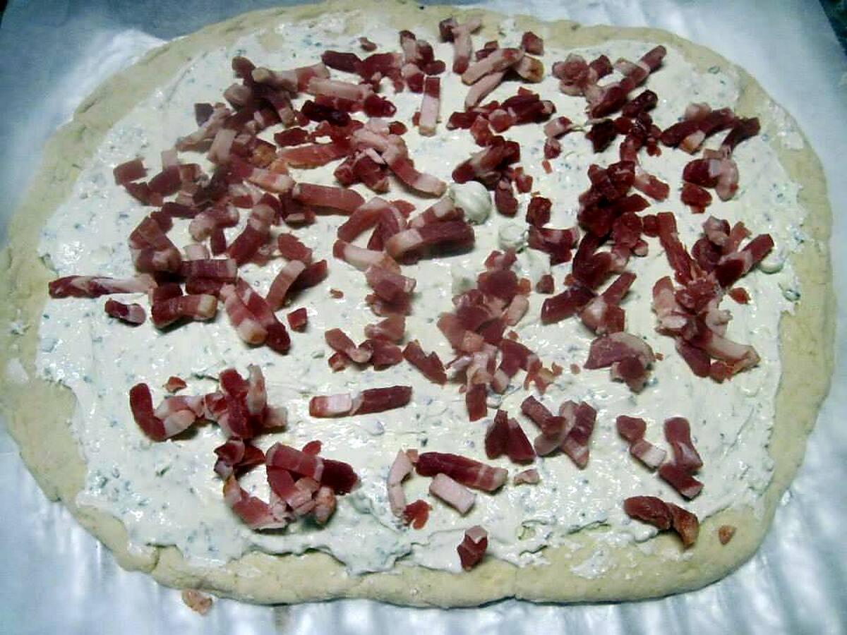 recette Pizza aux fromages et lardons fumés.