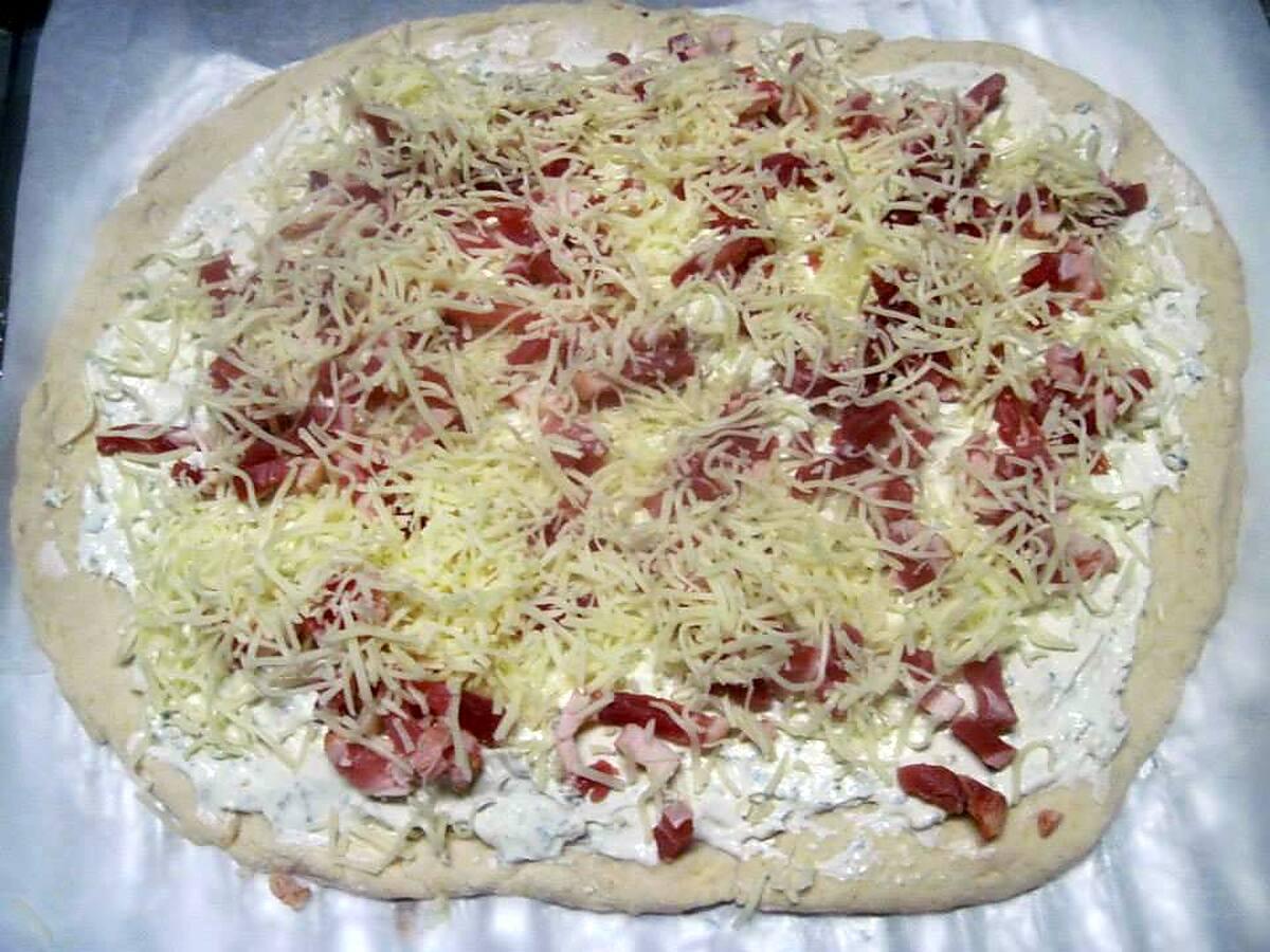 recette Pizza aux fromages et lardons fumés.