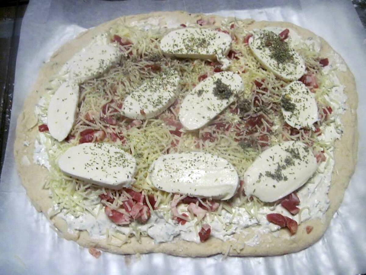 recette Pizza aux fromages et lardons fumés.