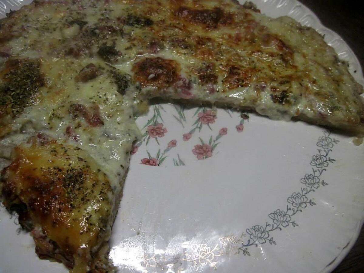recette Pizza aux fromages et lardons fumés.