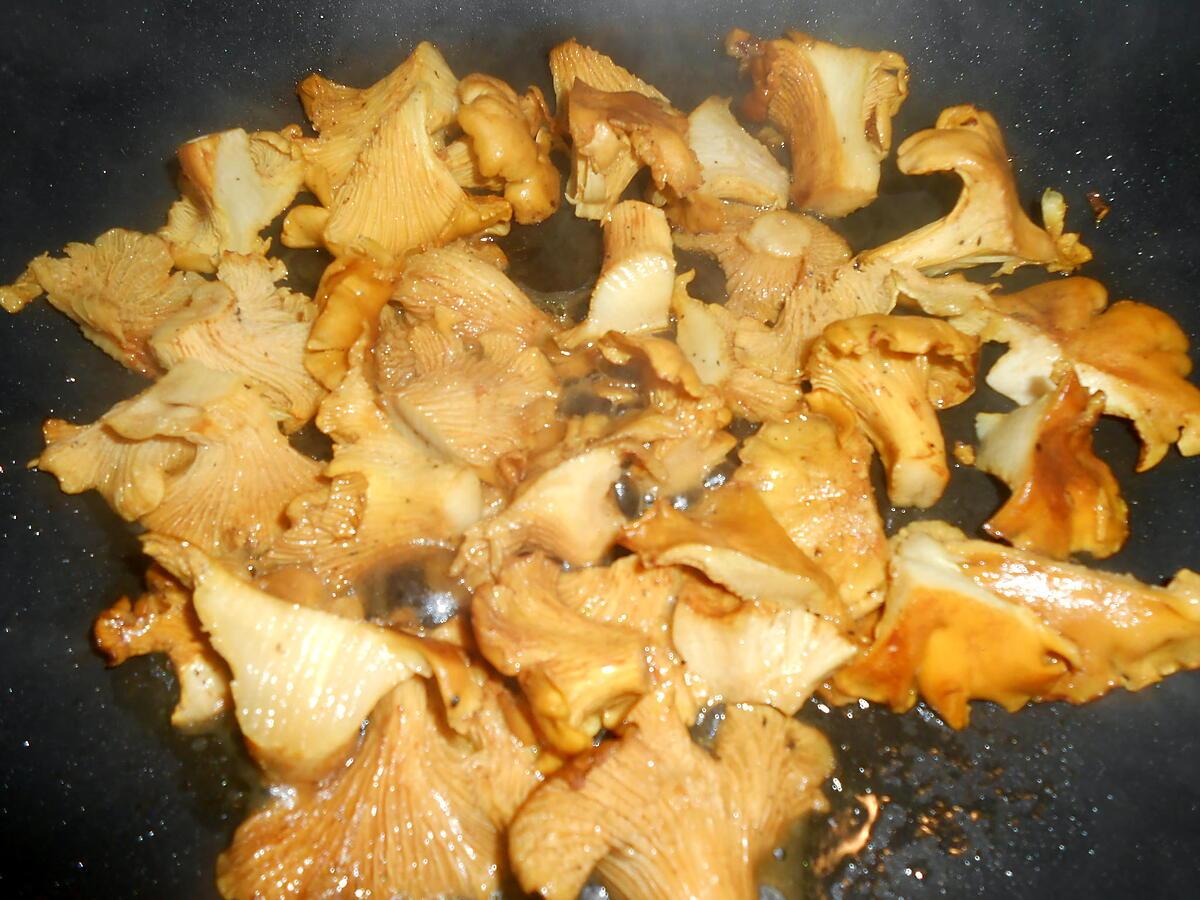 recette FRICASSEE DE COQUELET AUX GIROLLES