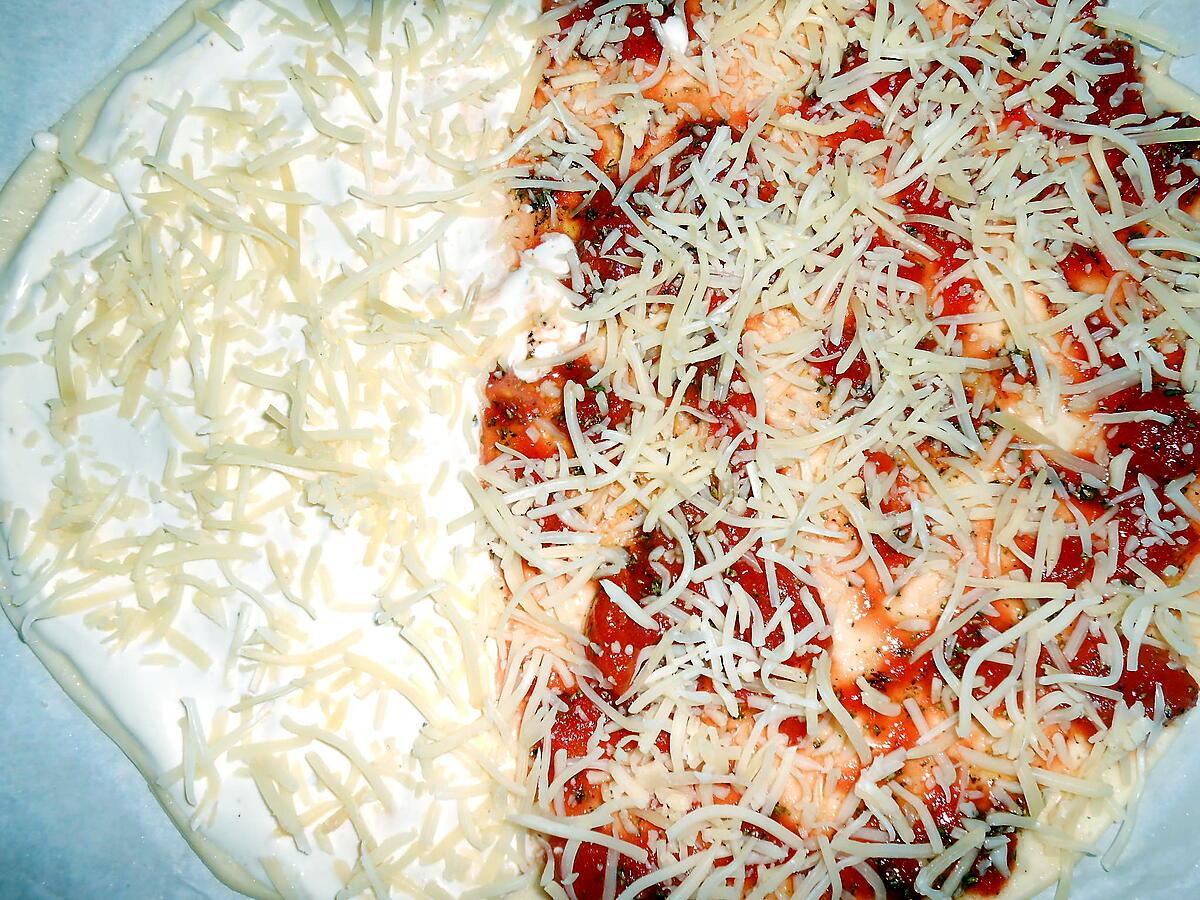 recette PIZZA DUO " TOMATE CHORIZO ET CREVETTES SURIMI ET SAUMON FUME"