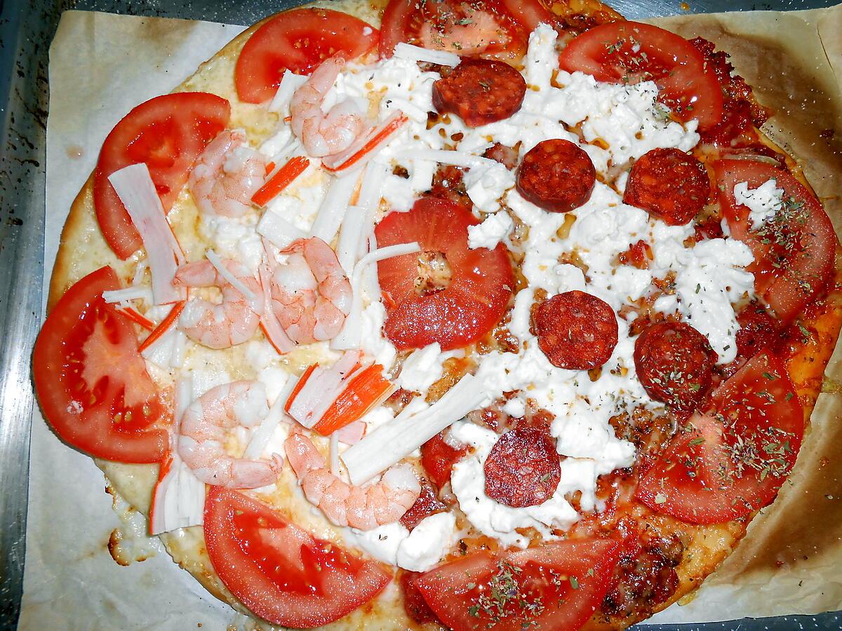 recette PIZZA DUO " TOMATE CHORIZO ET CREVETTES SURIMI ET SAUMON FUME"