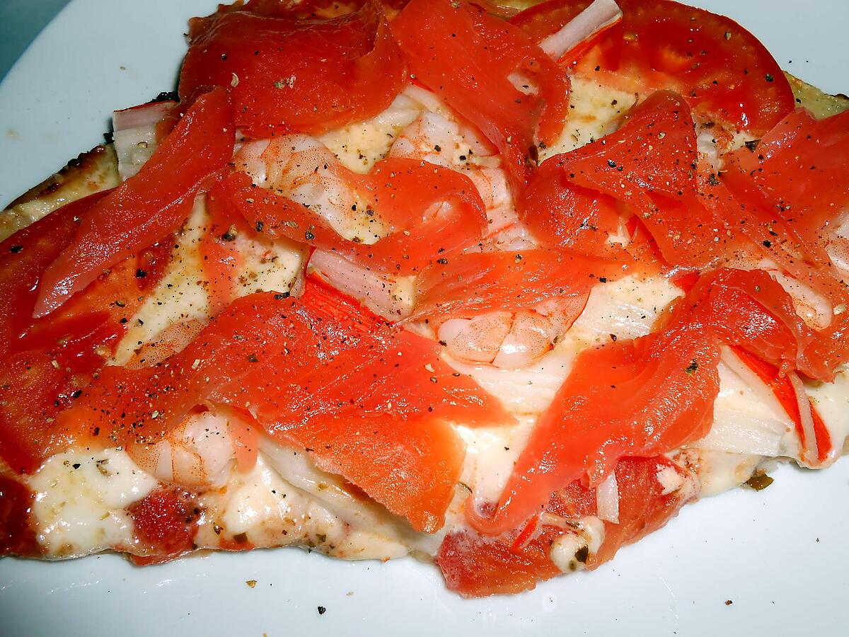 recette PIZZA DUO " TOMATE CHORIZO ET CREVETTES SURIMI ET SAUMON FUME"