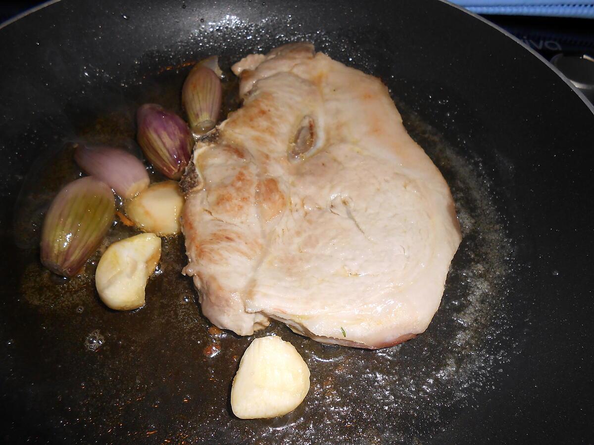 recette COTE DE PORC ET STAECK DE MORTADELLE A LA CHARCUTIERE