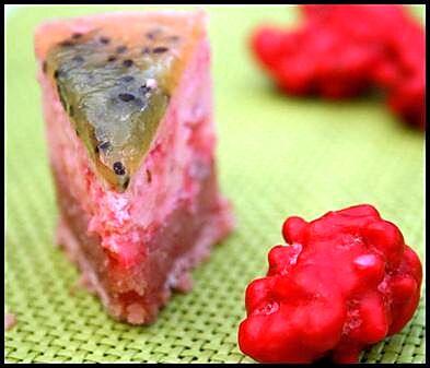recette ** Mini cheese-cake léger rose & vert: biscuits roses de Reims, pralines roses et miroir de kiwi **