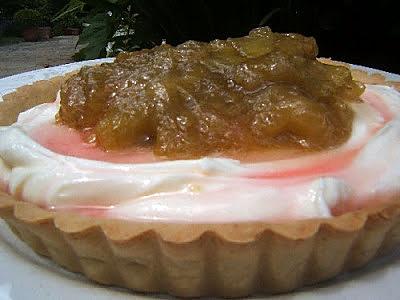 recette Tarte à la rhubarbe au mascarpone / gingembre confit et sirop de rose sur une pâte brisée au gingembre