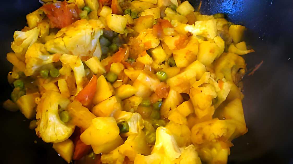 Chou-fleur aux pommes de terre et aux petits pois (plat indien)
