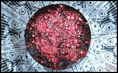 recette ** la recette du merveilleux gâteau fondant/mousseux au chocolat de L.Salomon avec de la fraise et des pralines rose !**