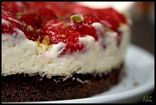 recette **Tarte mousseline aux fraises sur sablé chocolat gelée pistachée au Noyau de Poissy **