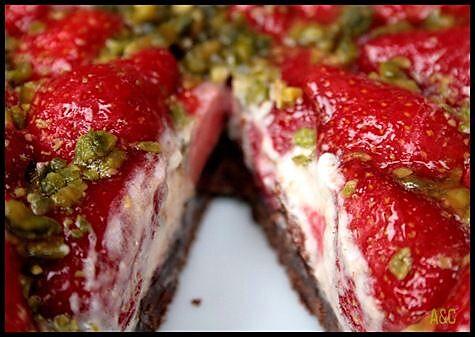 recette **Tarte mousseline aux fraises sur sablé chocolat gelée pistachée au Noyau de Poissy **