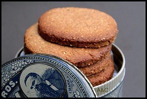 recette **Gros Biscuits sablés façon "digestive biscuits" au caramel de rhubarbe version XXL **