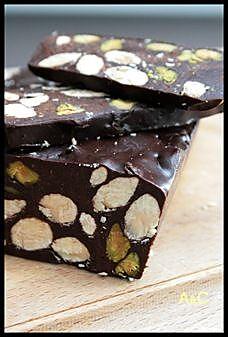 recette ** Du Nougat au chocolat Noir incrusté d' amandes et de pistaches grillées **