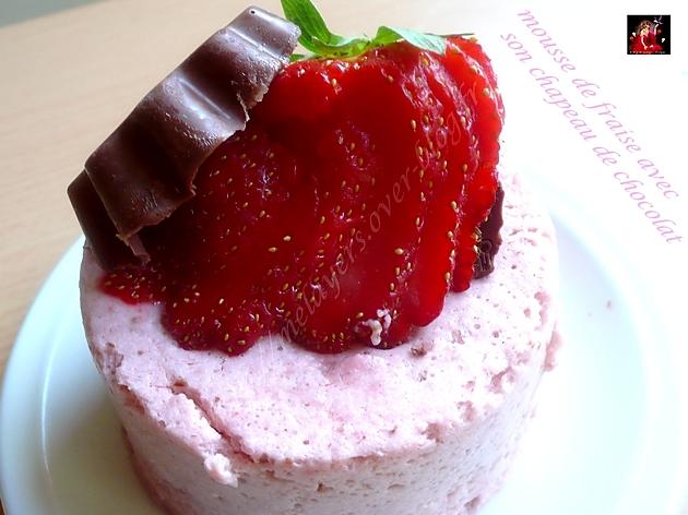 recette mousse de fraise avec son chapeau de chocolat