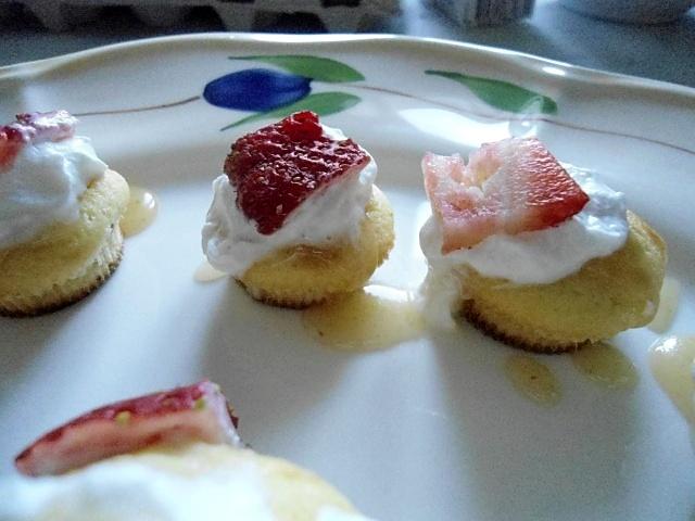 recette MINI-MUFFINS AUX FRAISES SAUCE CARAMEL