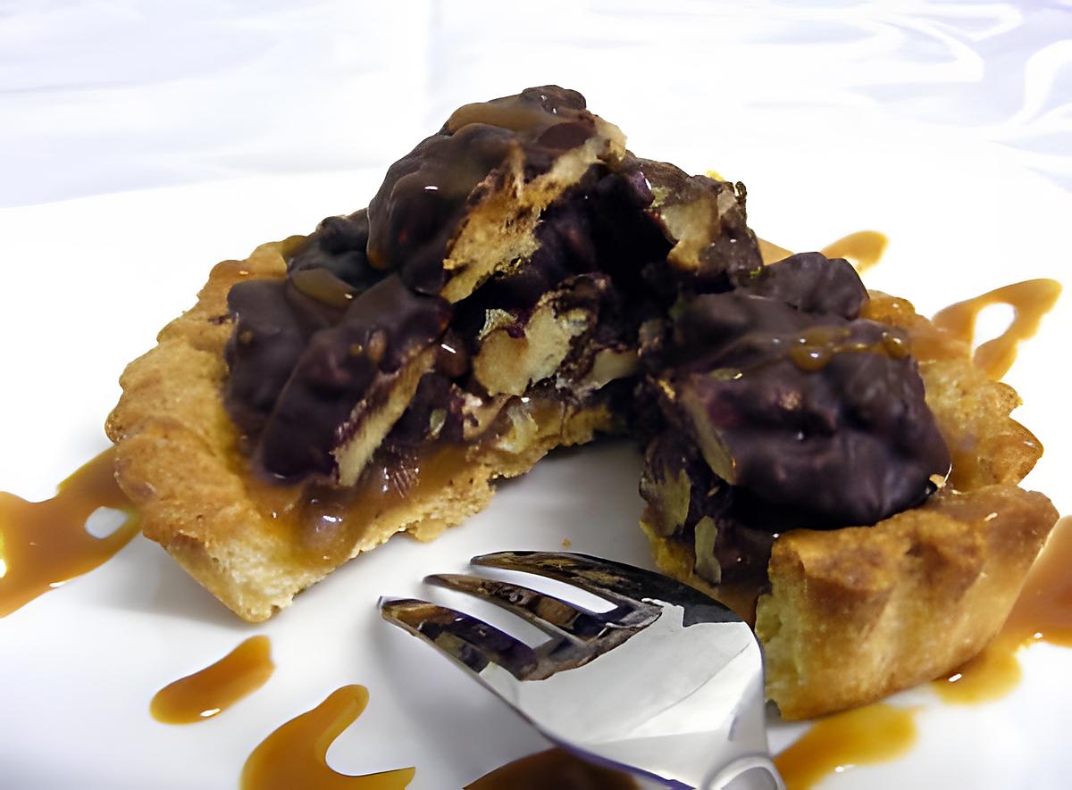 recette Tartelettes au caramel au beurre salé, noix et chocolat