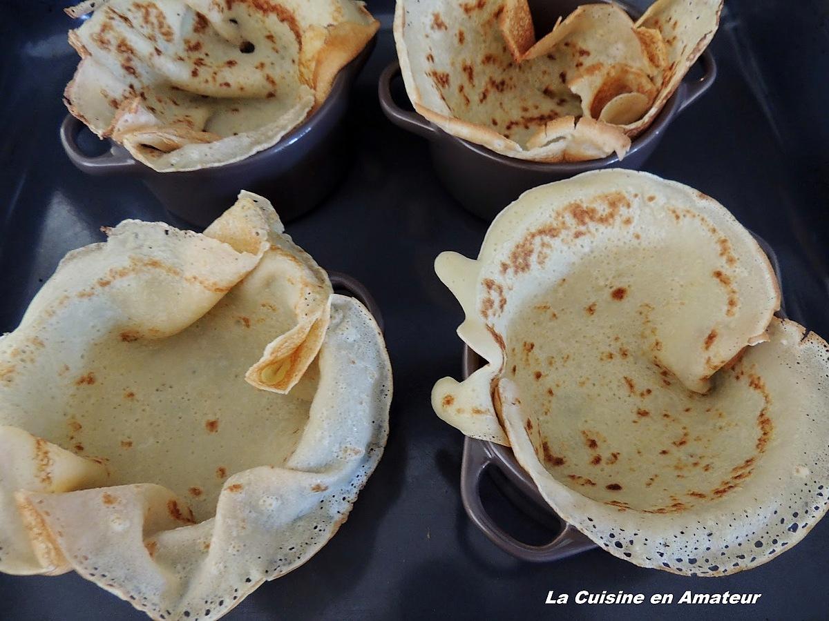 recette Corolles de crêpes garnies avec des boules de glace, chantilly et coulis de chocolat