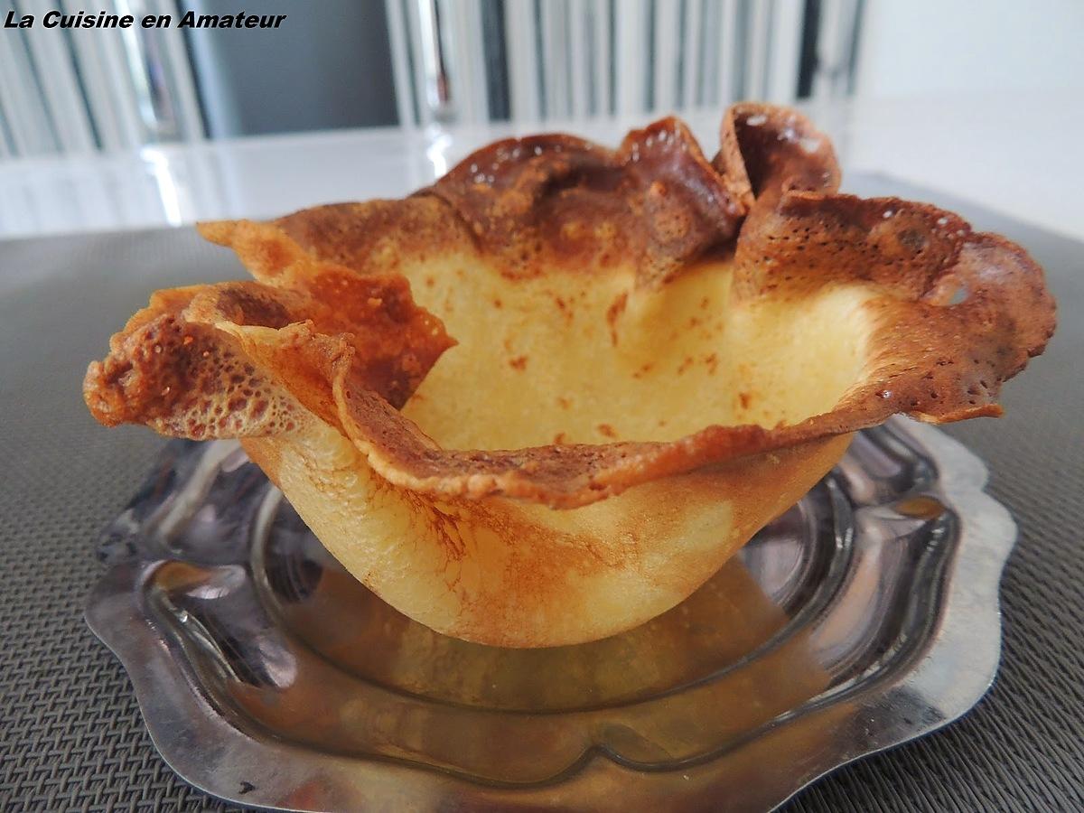 recette Corolles de crêpes garnies avec des boules de glace, chantilly et coulis de chocolat