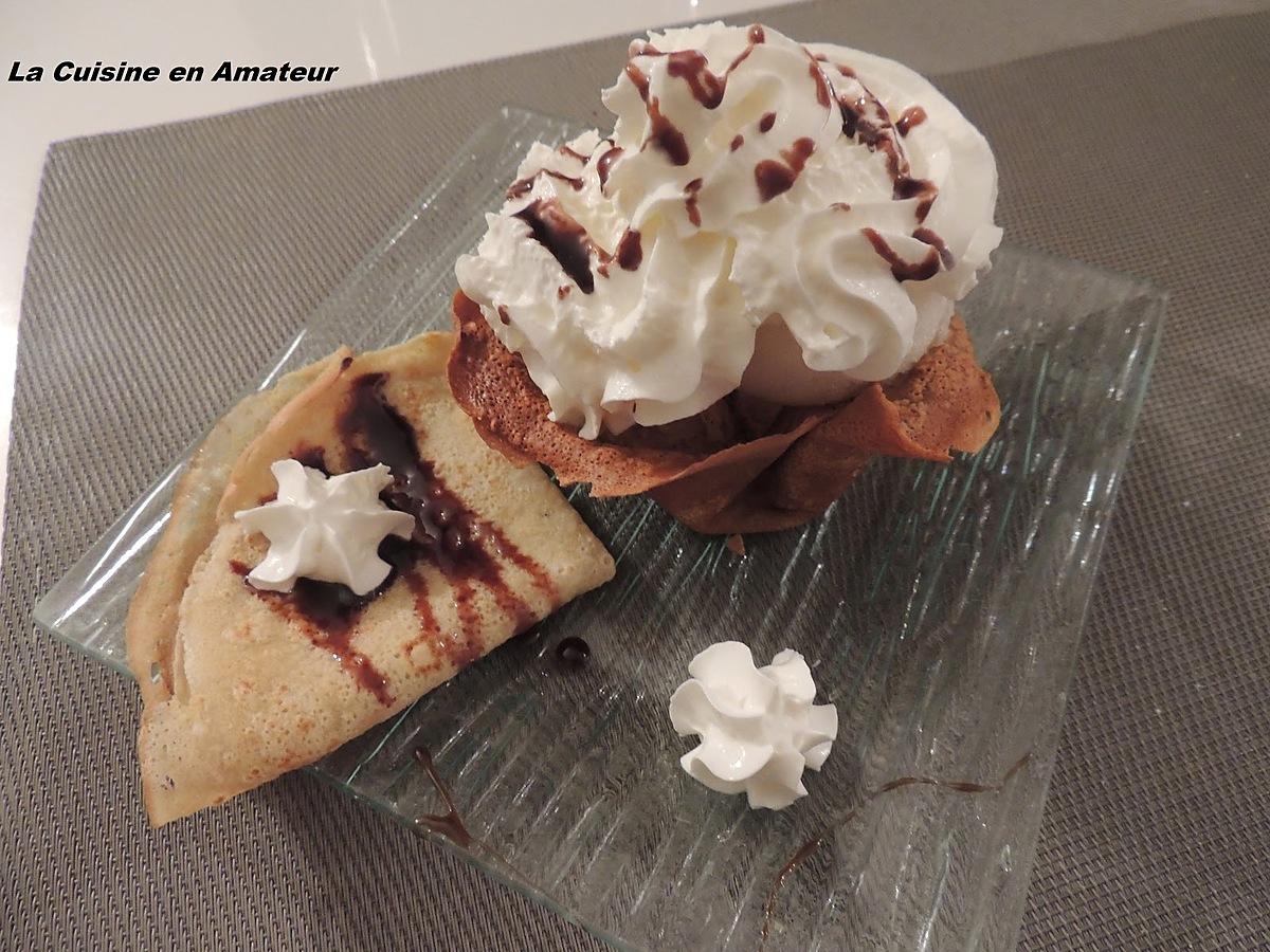 recette Corolles de crêpes garnies avec des boules de glace, chantilly et coulis de chocolat