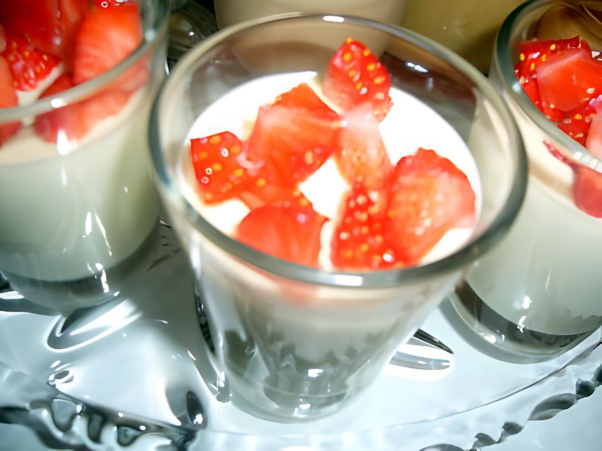 recette Verrines de mousse au chocolat blanc et dés de fraises