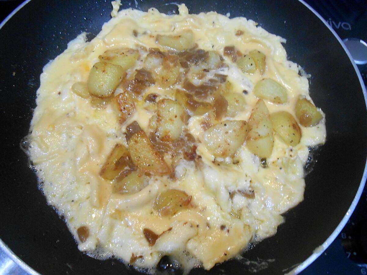 recette OMELETTE AU CONFIT D'OIGNONS ET POMMES DE TERRE