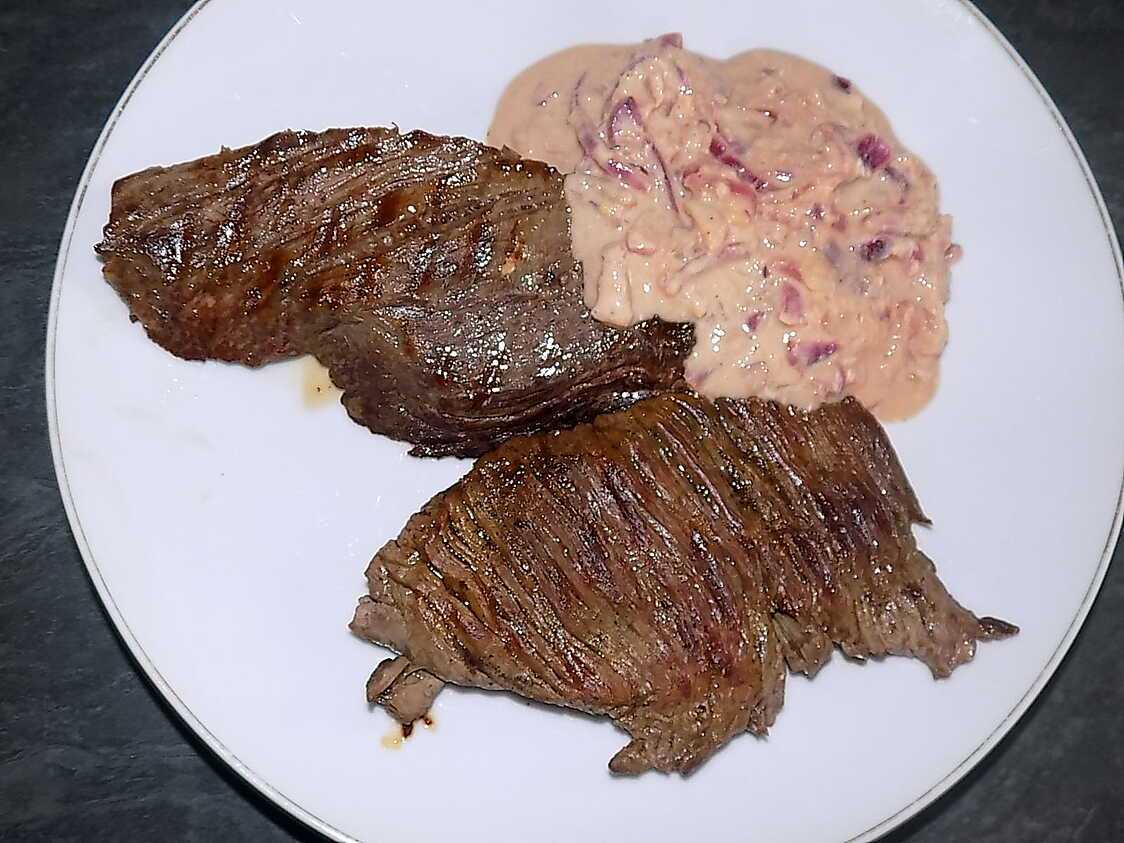 Recette de Bavette grillée et sauce aux oignons rouges