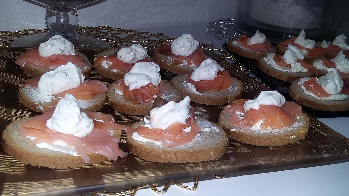 recette Toast de saumon a la sauce au saint moret et au citron