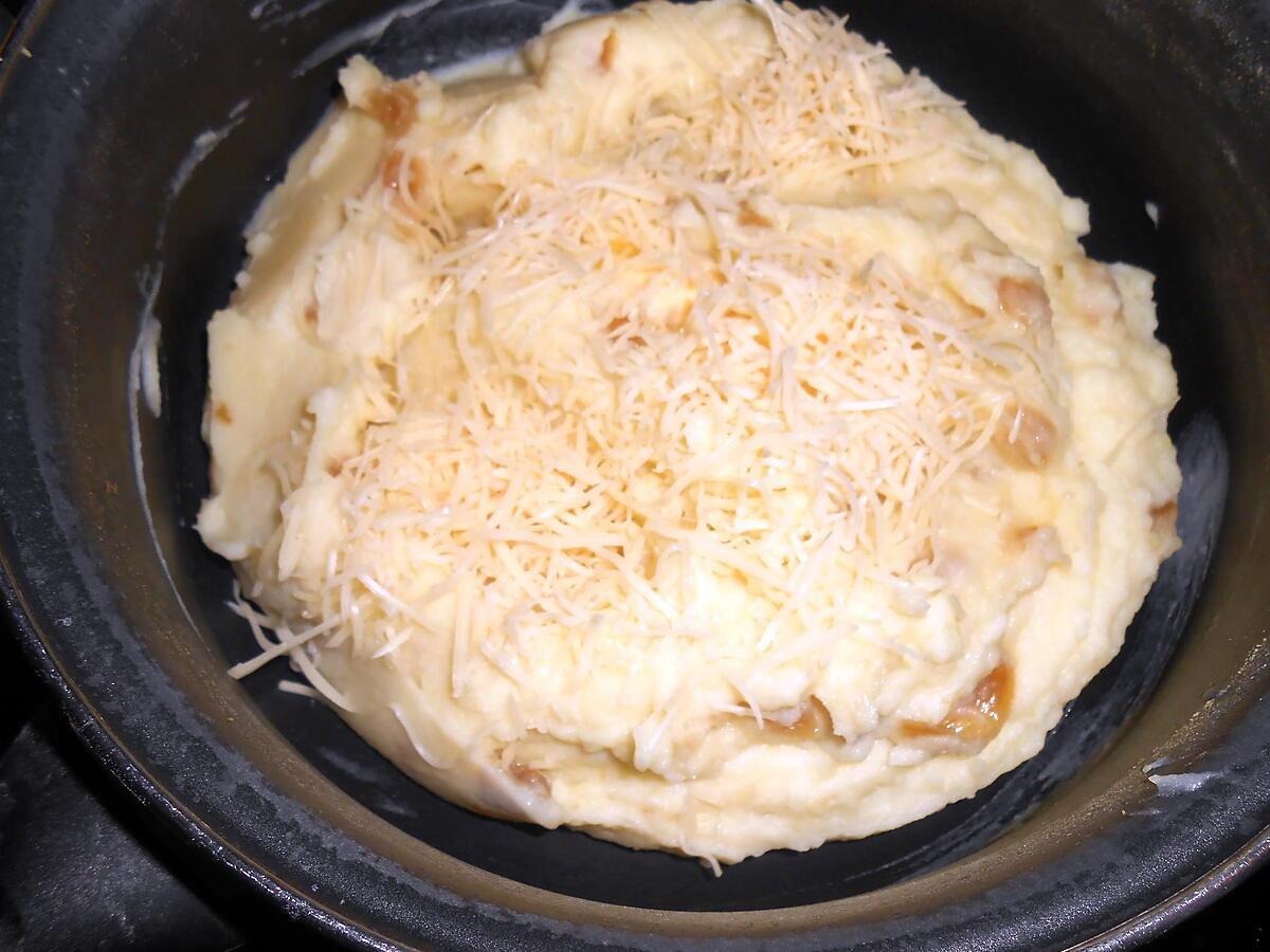 recette PUREE MAISON AUX OIGNONS CONFITS ET GRUYERE RAPE