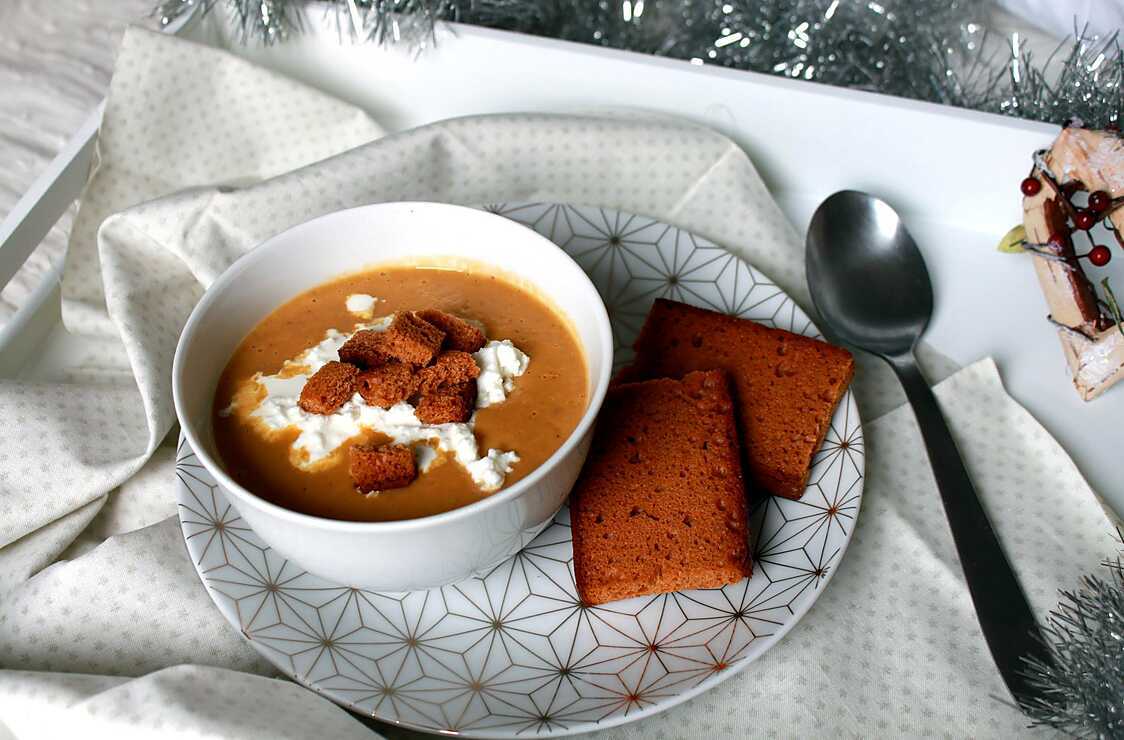 Velouté de châtaignes tout doux, chèvre frais et croutons de pain d'épices