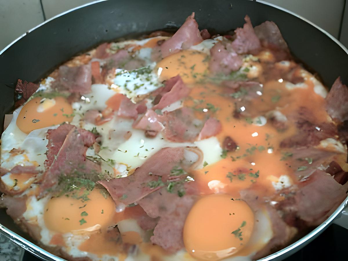 recette OEUFS SUR LE PLAT AU JAMBON ET CHORIZO