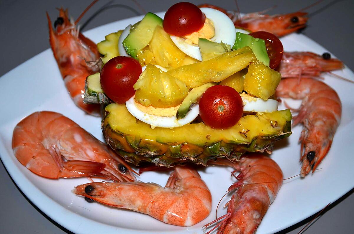 recette SALADE SURPRISE EN COQUE D'ANANAS