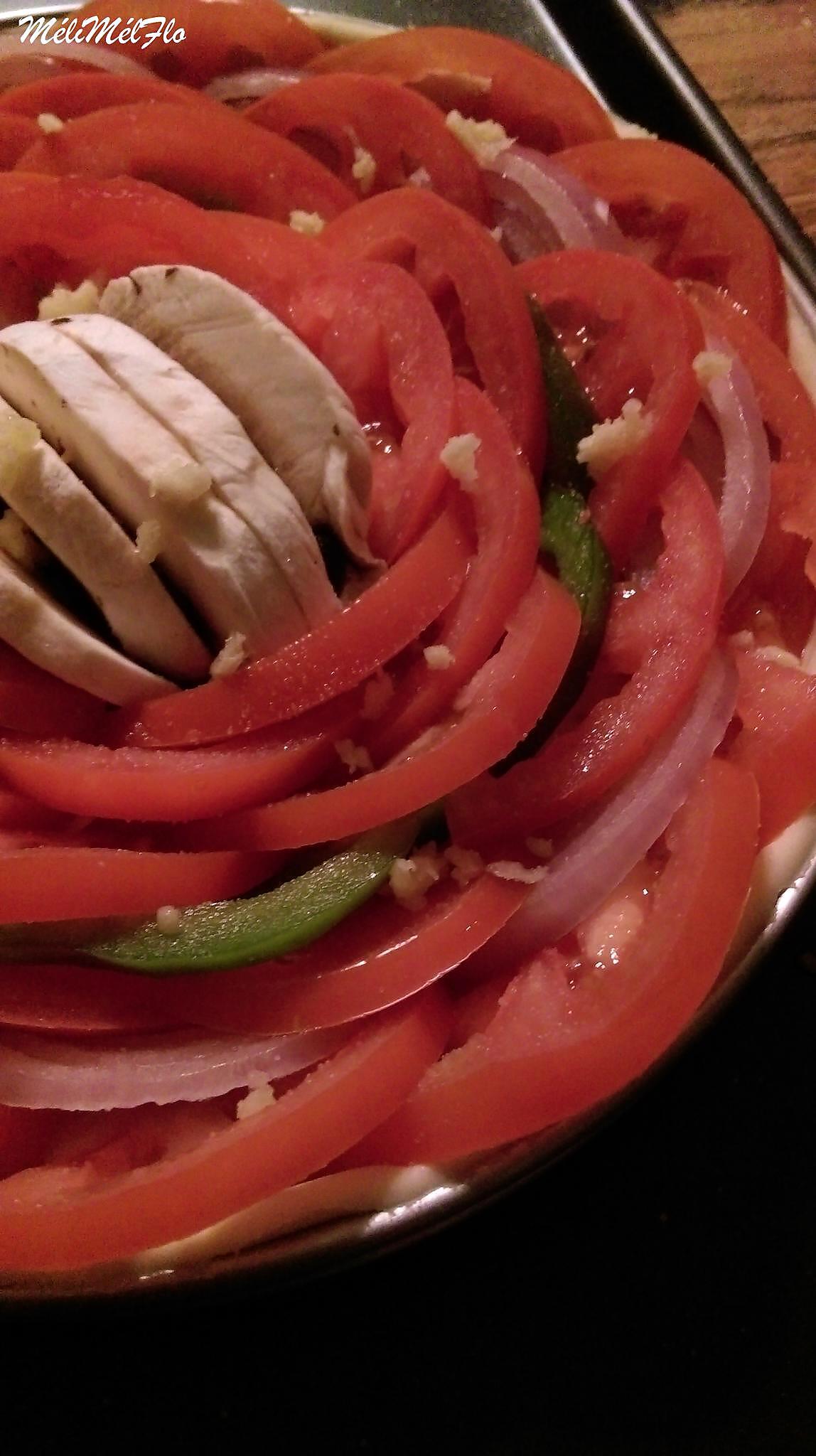 recette Tarte rosace tomate , poivron, oignon et champignon