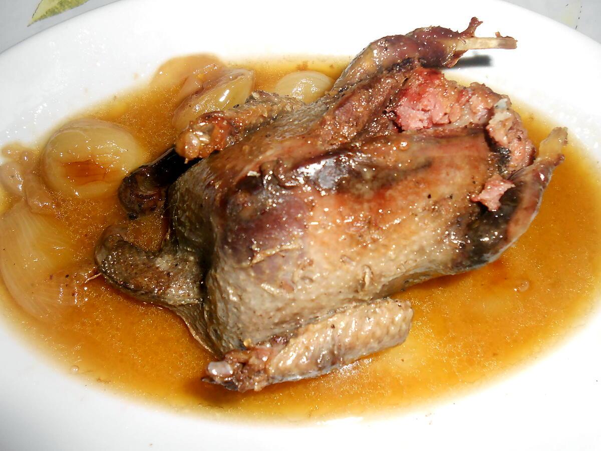 recette PIGEON SAUVAGE BRAISE AUX PETITS OIGNONS