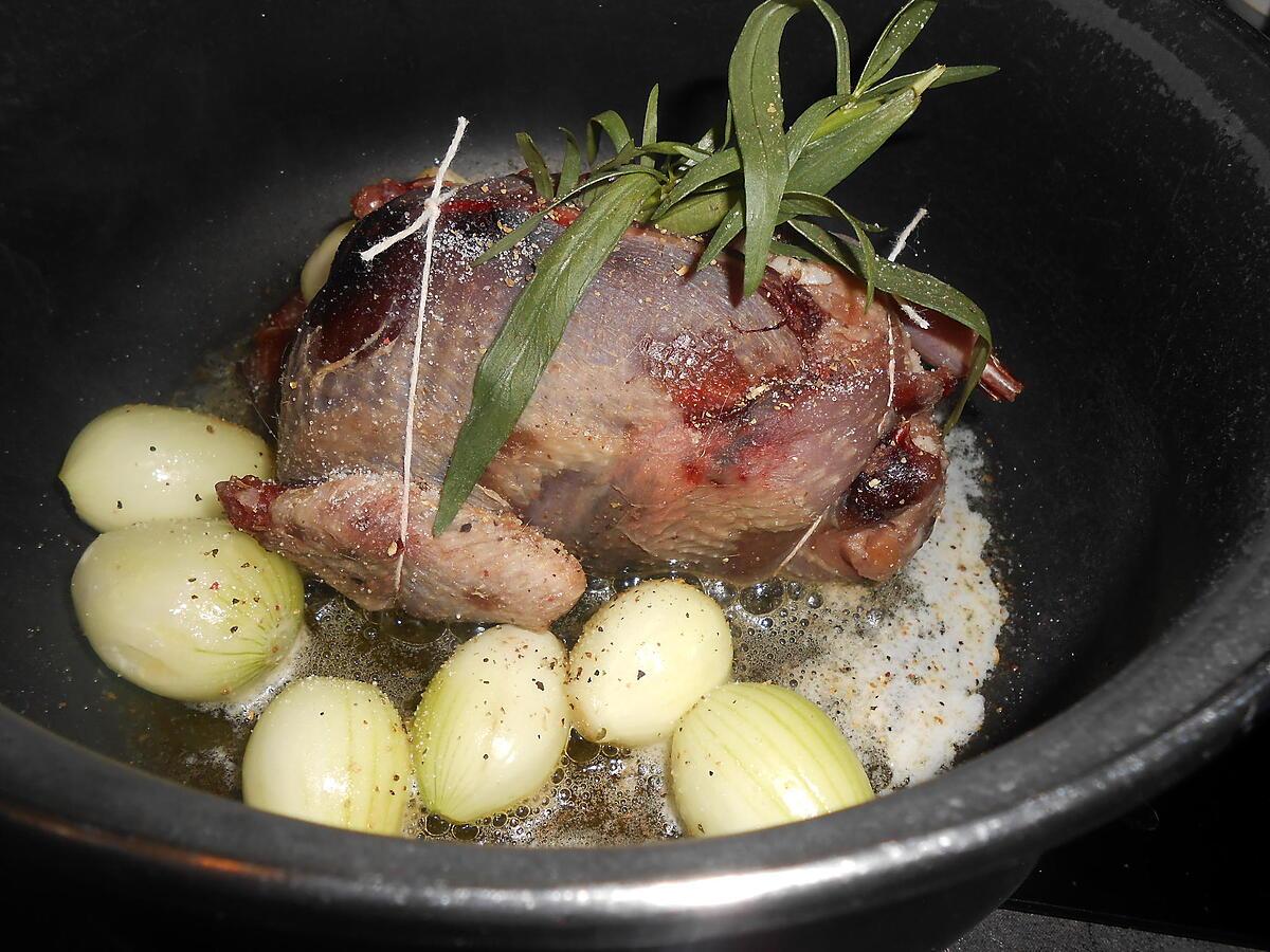 recette PIGEON SAUVAGE BRAISE AUX PETITS OIGNONS