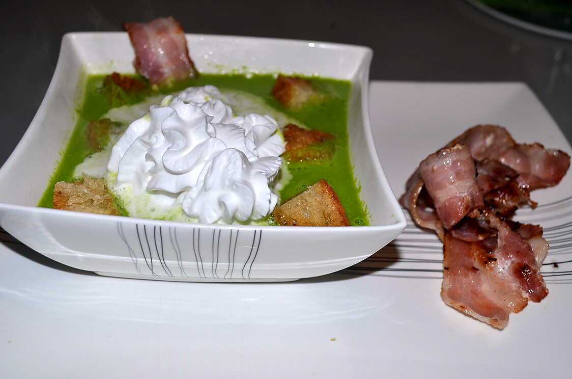 Recette de VELOUTE DE PETITS POIS CHANTILLY CREME DE COCO CHIPS DE LARD