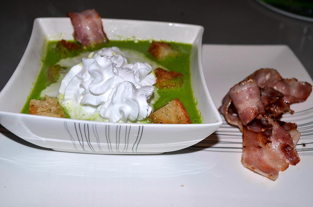 recette VELOUTE DE PETITS POIS CHANTILLY CREME DE COCO CHIPS DE LARD ET CROUTONS