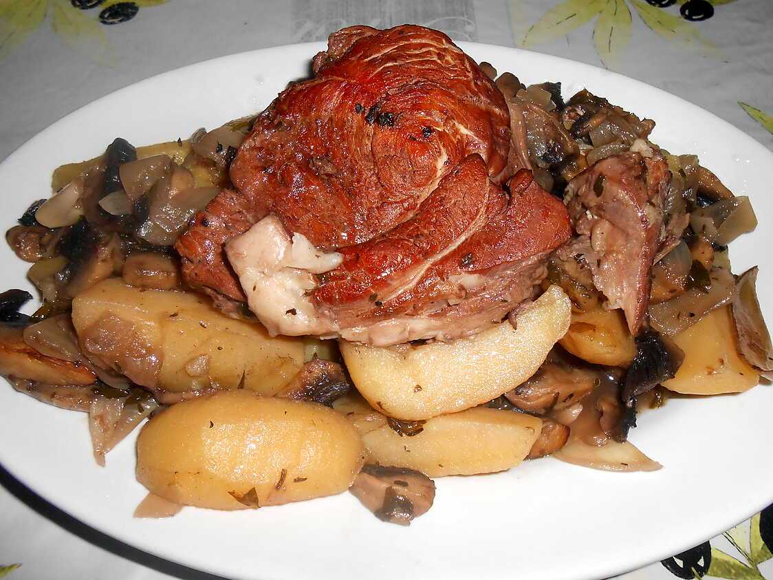 Recette de ROUELLE DE PORC SAUCE AU VIN ET CHAMPIGNONS DE PARIS