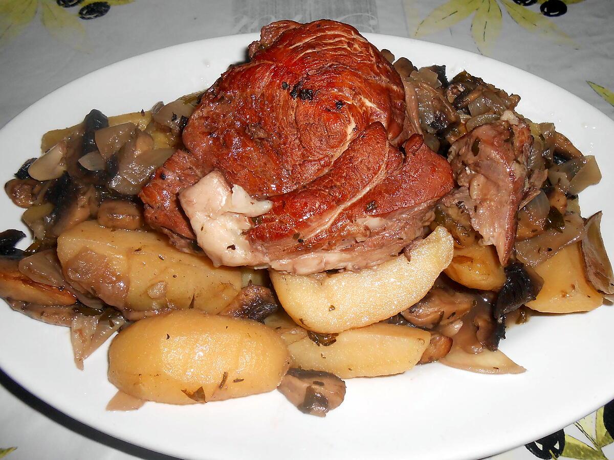 recette ROUELLE DE PORC SAUCE AU VIN ET CHAMPIGNONS DE PARIS