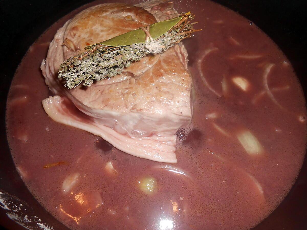 recette ROUELLE DE PORC SAUCE AU VIN ET CHAMPIGNONS DE PARIS