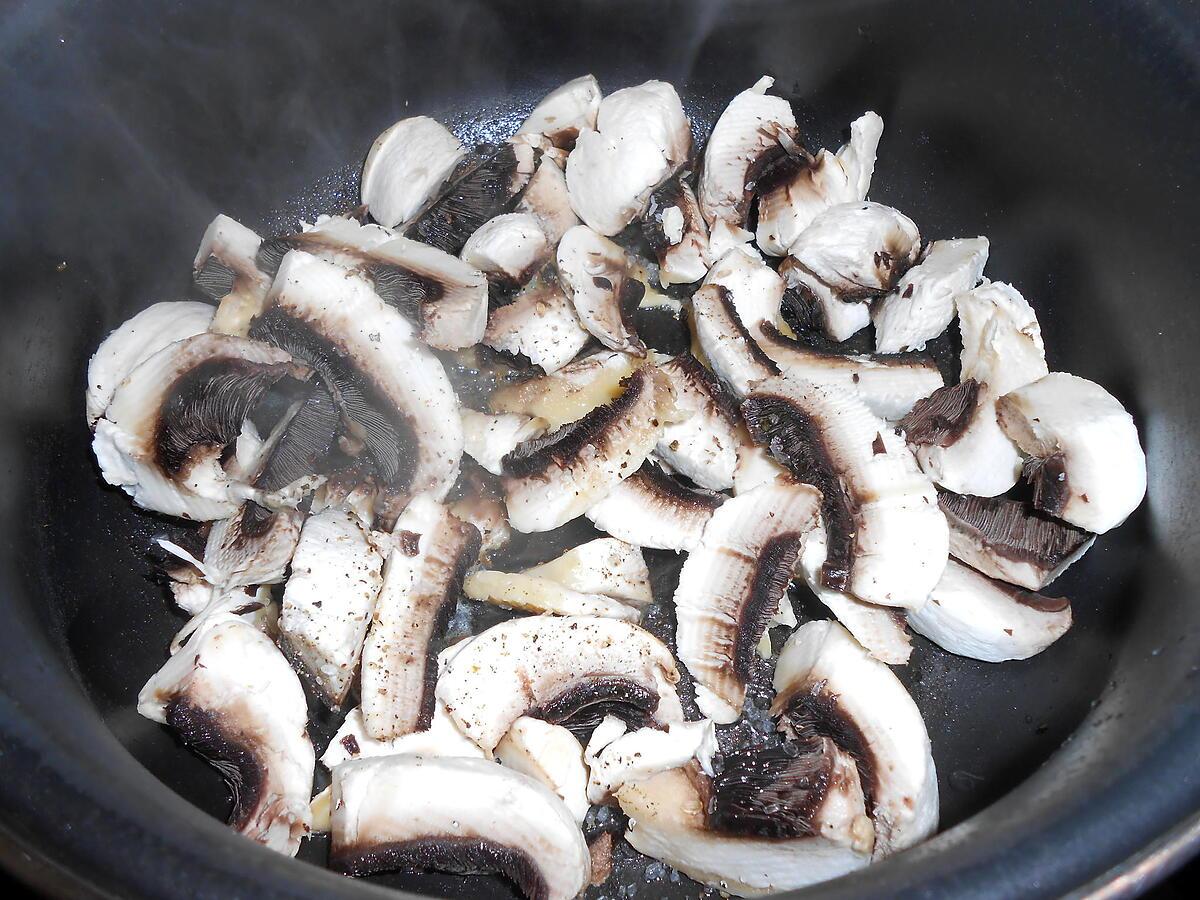 recette ROUELLE DE PORC SAUCE AU VIN ET CHAMPIGNONS DE PARIS