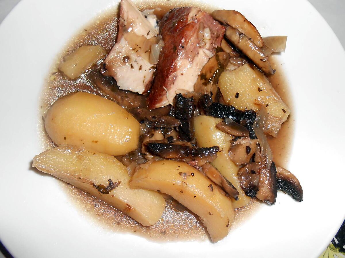 recette ROUELLE DE PORC SAUCE AU VIN ET CHAMPIGNONS DE PARIS