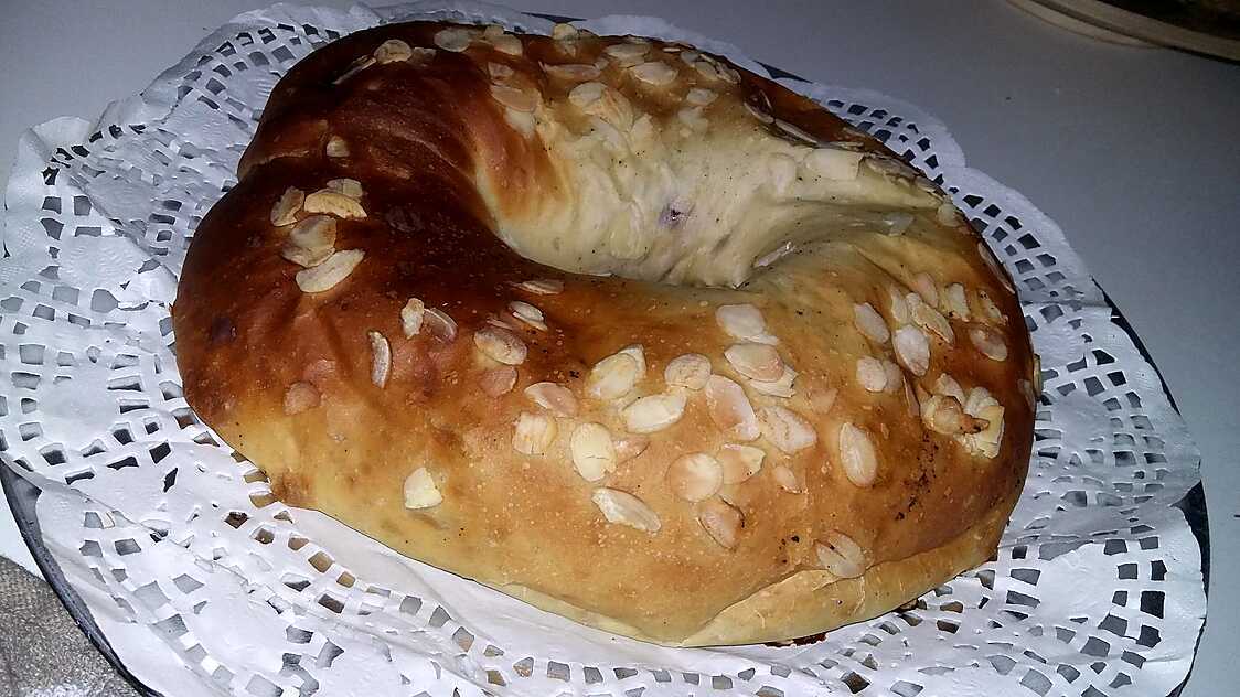 Brioche roulé fourré a la confiture et au fruits confits