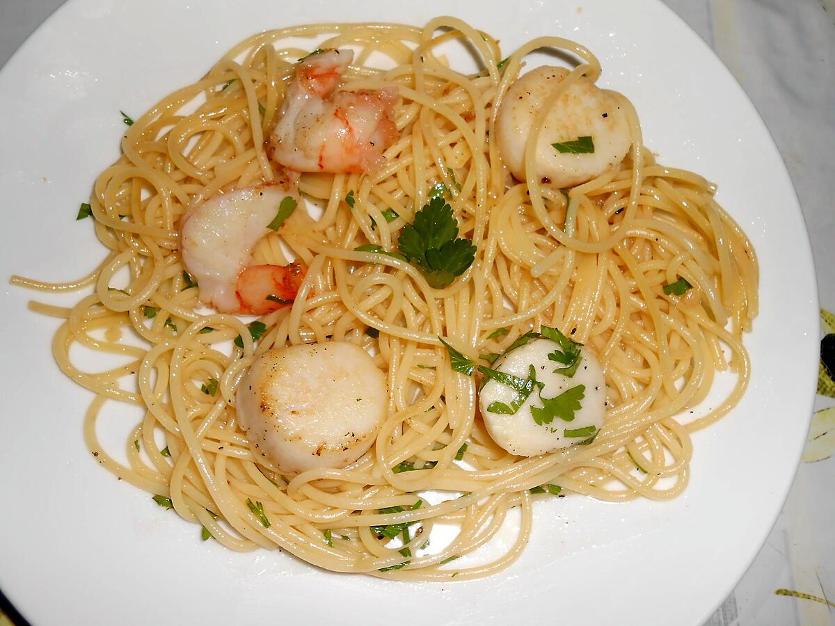 recette SPAGHETTI A L'AIL SAINT JACQUES ET CREVETTES