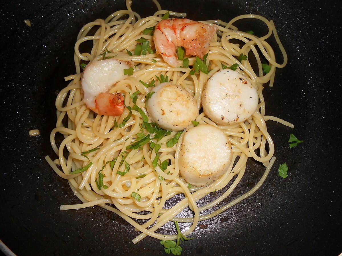 recette SPAGHETTI A L'AIL SAINT JACQUES ET CREVETTES