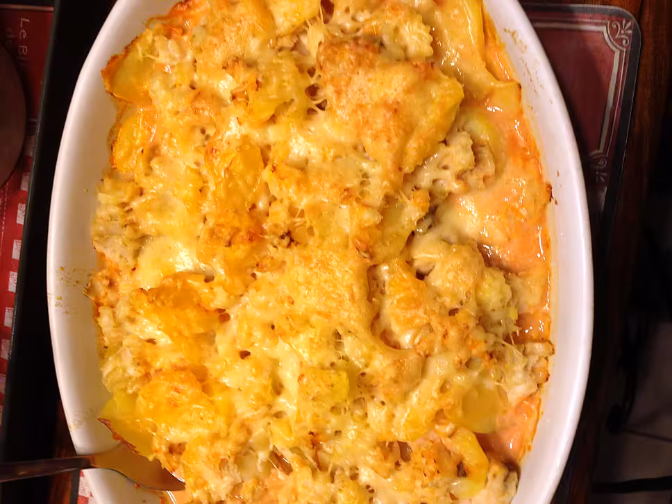 recette Gratin de pommes de terre , choux fleurs , sauce à la tomate et morceaux de saint marcelin