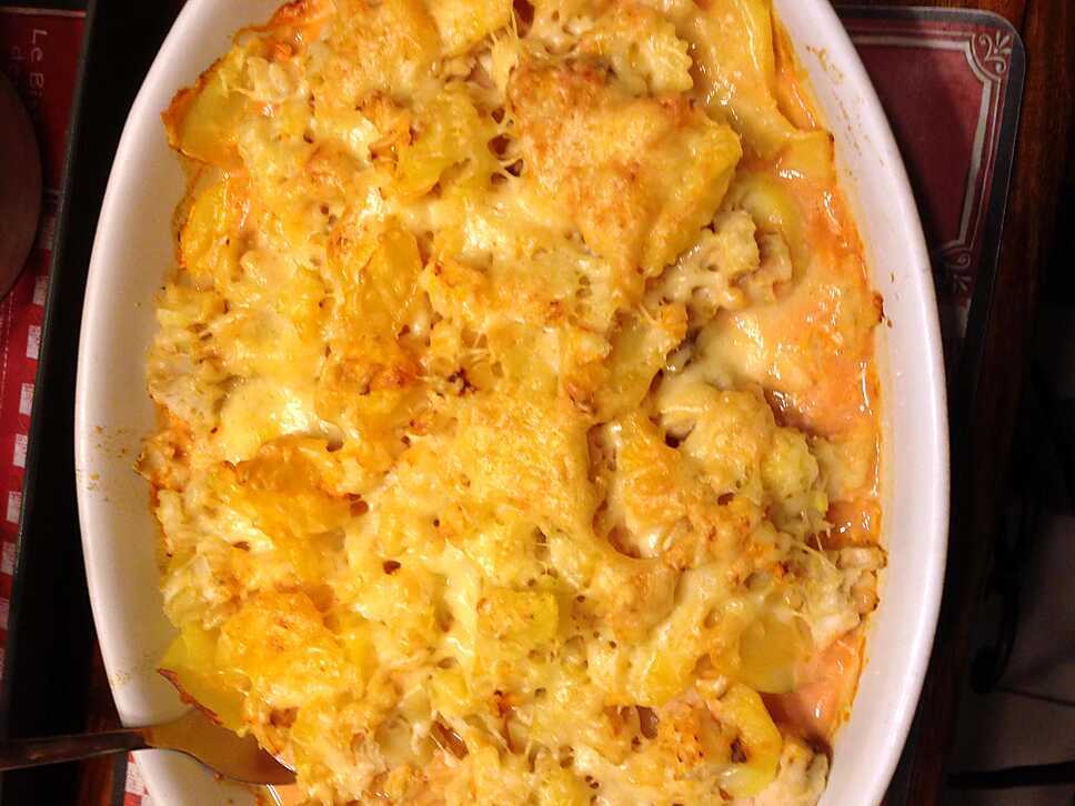 recette Gratin de pommes de terre , choux fleurs , sauce à la tomate et morceaux de saint marcelin