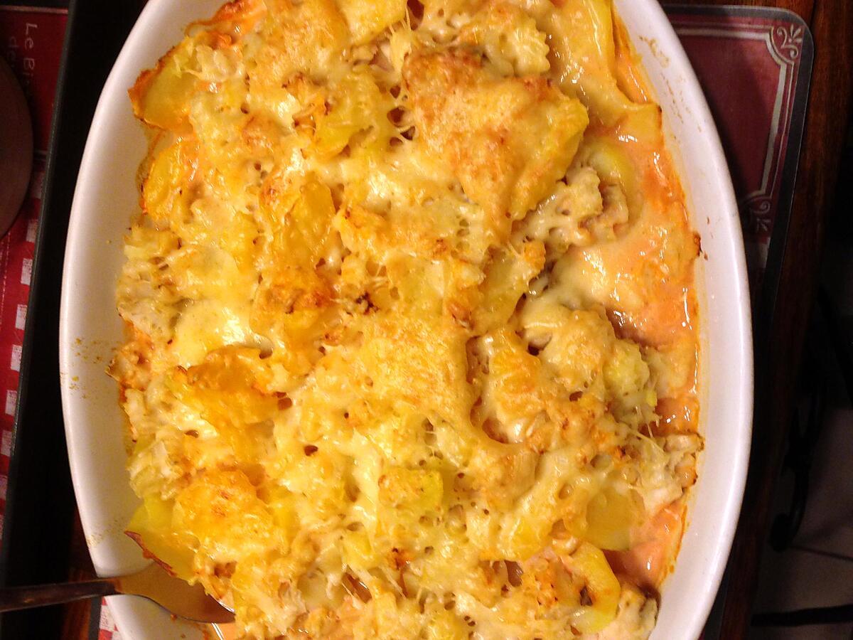 recette Gratin de pommes de terre , choux fleurs , sauce à la tomate  et morceaux de saint marcelin