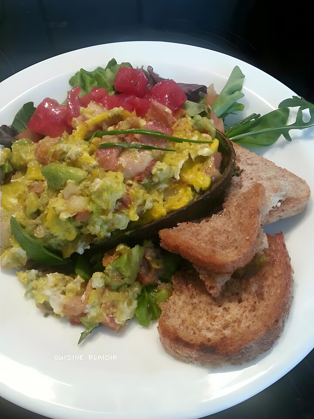 recette Brouillade d'oeufs, avocat et tomate aux lardons fumés